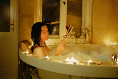 Terpaksa Mandi Malam, Air Bersuhu Seperti Ini Paling Baik Digunakan