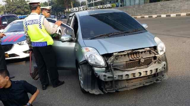 Yaris Berpelat Nomor Palsu Kecelakaan di Kelapa Gading