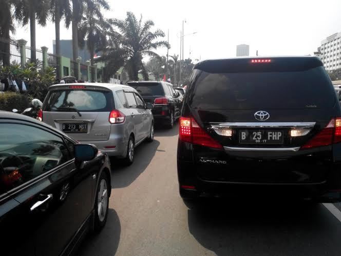 Pengacara Parkir Mobil di Depan DPR, Arah Slipi Macet