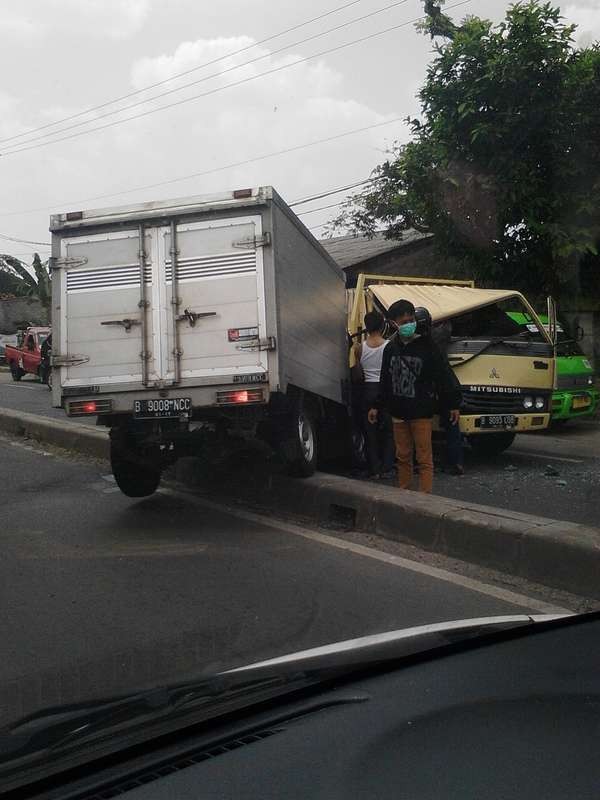 Lompati Separator Jalan di Parung, Mobil Boks ini Hantam Truk