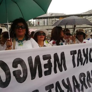 Berdandan Cantik, Ibu-ibu ini Semangat Ikut Demo Pengacara Tolak RUU Advokat di HI