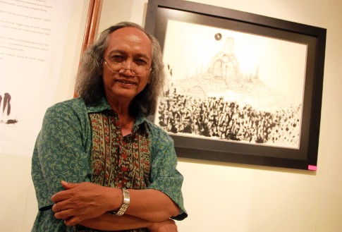 Budayawan Mudji Sutrisno dan sketsanya (Dok.Palevi S/detikHOT) Budayawan Mudji Sutrisno dan sketsanya (Dok.Palevi S/detikHOT)
