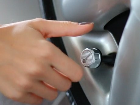 Canggih, Ngecek Tekanan Angin Ban Bisa Pakai Telepon