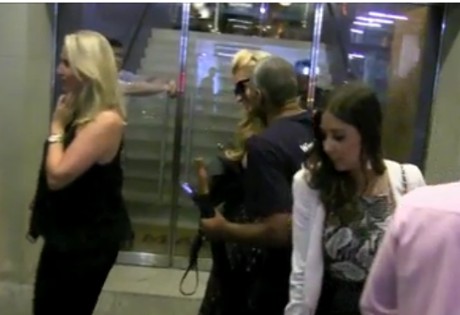 Jackpot! Tunawisma Ini Curi Kesempatan Cium Paris Hilton