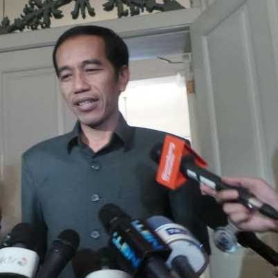 Jokowi: Seumur-umur Baru Pakai Baju Safari