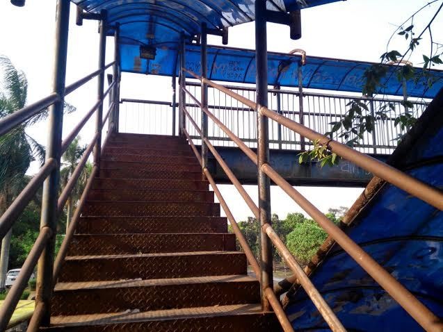 Tolong! Naik Jembatan Penyeberangan Ini Seperti Menantang Maut