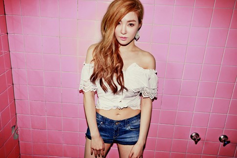 Tiffany Seksi dengan Blus Putih di Teaser Foto Comeback TaeTiSeo