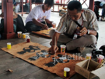 56 Seniman Melukis di Atas Kanvas Kulit Kayu