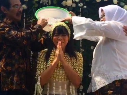 Fitri Tropica Jalani Ritual Siraman Bucket Challenge