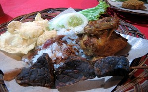 Nasi Uduk Kampung Melayu: Habis Tak Bersisa! Nasi Uduk dan Ayam Goreng Berani Bumbu