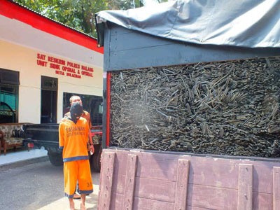 Pria Ini Modifikasi Truk Untuk Timbun Solar
