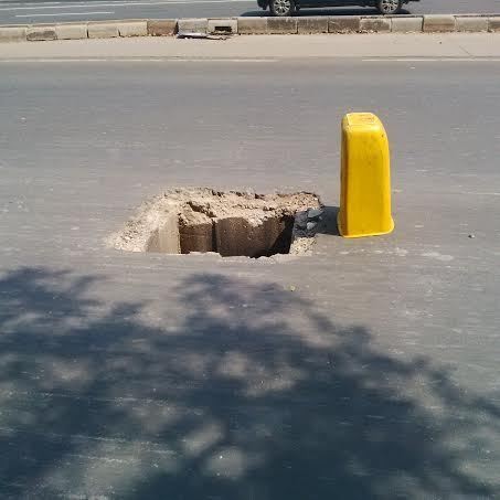 Jalan di Depan Gedung Summitmas Berlubang, Siapa Pencuri Penutup Gorong-gorong?