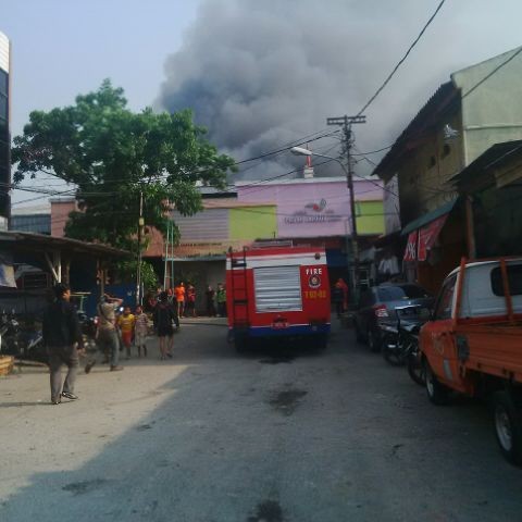 Api Membakar Permukiman di Jakarta Timur, Asap Mengepul Tinggi