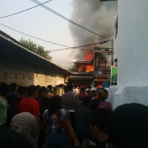 Api yang Membakar Asrama TNI Jaktim Sulit Dipadamkan karena Akses Sulit