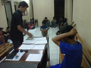 Polresta Depok Garuk Puluhan Preman dan Sita Ratusan Botol Miras