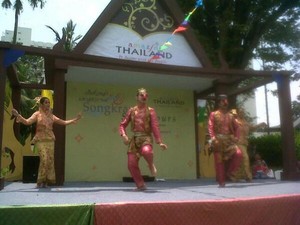 Serunya Main Air di Festival Songkran!