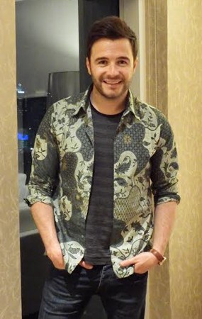 Kembali ke Jakarta, Shane Filan Diberi Kado Batik oleh Fans