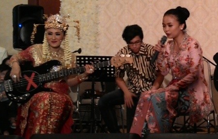 Dengan Baju Pengantin, Chua Main Bass di Resepsi Pernikahan