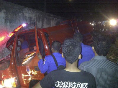 Mobil PMK Terguling Dalam Perjalanan Memadamkan Kebakaran