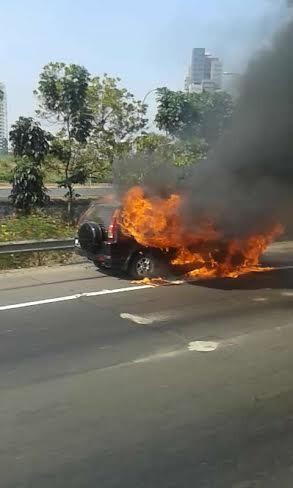 Mobil Terbakar di KM 17 Tol Jakarta-Tangerang