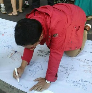 Teken Spanduk #Dukungpilkadalangsung, Ridwan Kamil Siap Berjuang Sampai MK