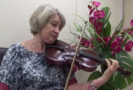 Sedang Dioperasi Bedah Otak, Wanita Ini Malah Main Biola