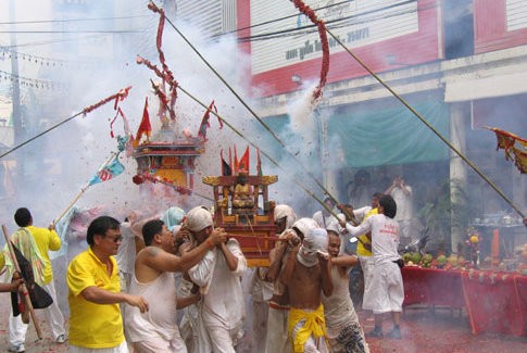 Ngeri! Festival Debus Penuh Darah di Thailand