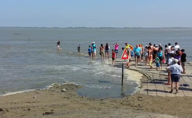 Prancis Punya Fenomena Laut Terbelah