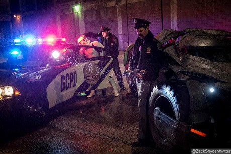 Rumor Batmobile Dicuri, Sutradara Pasang Foto Stormtrooper Ditangkap Polisi