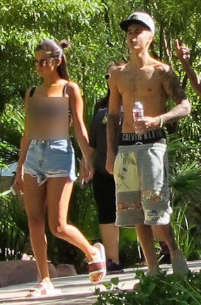 Berbikini, Selena Gomez Jalan dengan Justin Bieber di Las Vegas