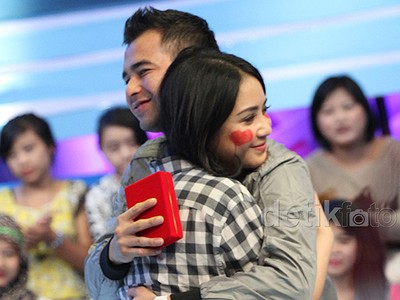 Raffi Ahmad Peluk-peluk Nagita Slavina