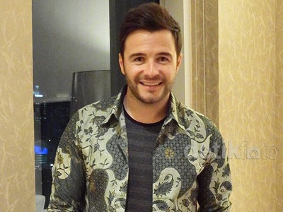 Shane Filan Tampil Berbatik
