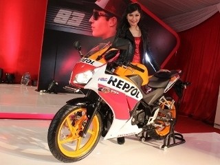 Honda CBR150R, Mercy Menteri Sampai Helm Rossi