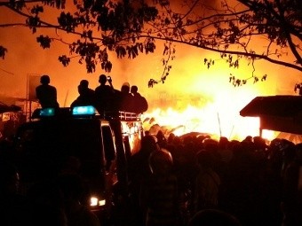 Seratusan Kios di Pasar Hartaco Makassar Ludes Terbakar