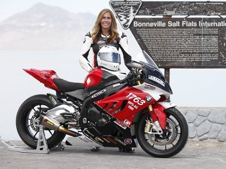 Wah, Wanita Ini Tembus Kecepatan 336 Km/Jam dengan Motornya