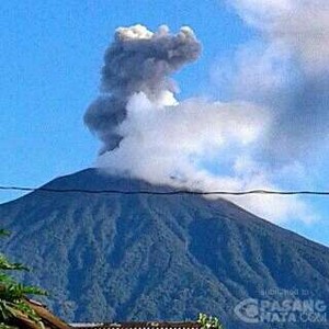 Hujan Pasir Gunung Slamet Turun di Kota Purwokerto