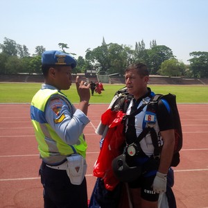 Latihan Terjun Ketepatan, 3 Penerjun Chile ini Salah Sasaran