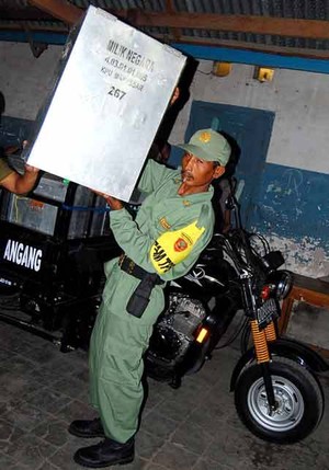 Saat Mendagri dan Kemenhan Saling Lempar Soal Status Pak Hansip