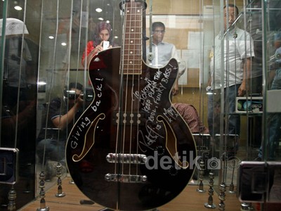 Gitar Bass Jokowi Dipajang di Museum Gratifikasi