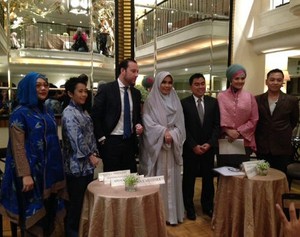 Irna Mutiara Tampilkan 35 Busana Pengantin Mewah Bertabur Swarovski