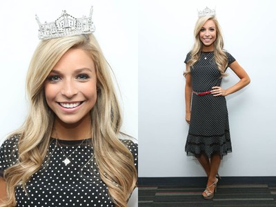 Miss America 2015 Feminin dengan Dress Polkadot