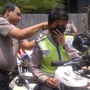 Rentan Terkena Polusi Udara, Polantas Polda Metro Diberi Masker