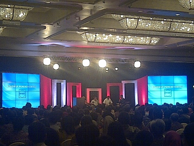 Di Depan Jokowi-JK dan Ratusan Pengusaha, Sofjan Wanandi Minta Harga BBM Naik