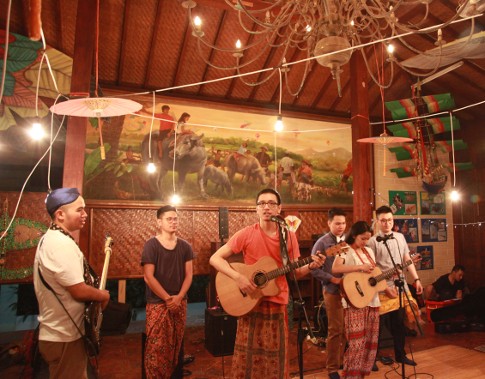 Pertunjukan Dawai Angin Senja Digelar di Museum Layang-Layang