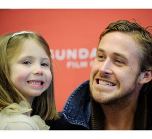 Foto: Ryan Gosling, Si Ayah Tampan yang Dekat dengan Anak-anak