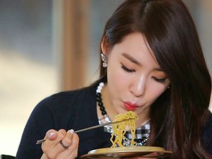 Nom nom! Ketika Idola KPop Cuek dan Makan Lahap di TV
