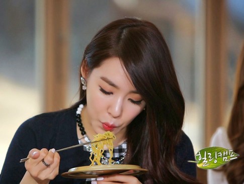 Nom nom! Ketika Idola KPop Cuek dan Makan Lahap di TV