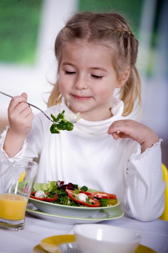 Ini 10 Makanan Super yang Perlu Diberikan pada Anak di Atas Setahun (1)