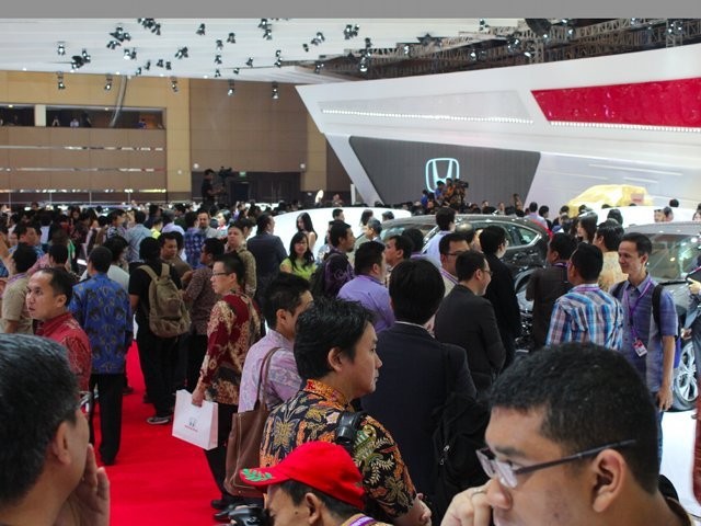 Hari Pertama IIMS Pengunjung Sudah Bejubel