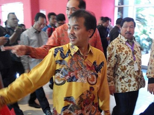 Ke Pameran Mobil, Roy Suryo Pakai Batik Bermotif Motor Balap